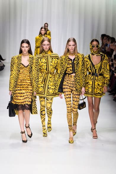 versace sfilata settembre 2017|Versace collezione Primavera/Estate 2018 [FOTO] .